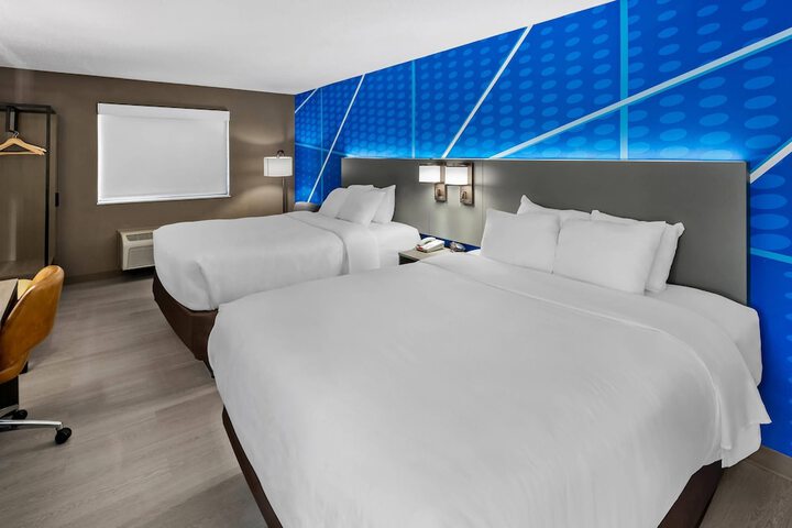 Room 10 of 32