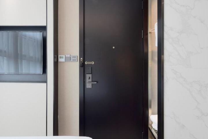 Room 14 of 34