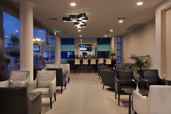 Lounge 34 of 44