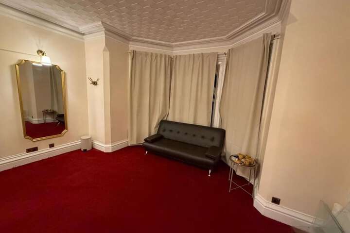 Room 10 of 24
