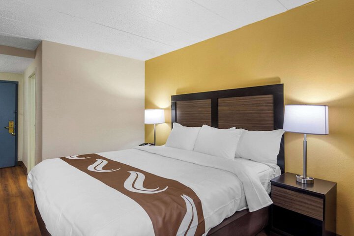 Standard King Bed Accessible (4 of 13)