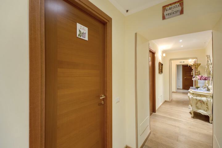 Ballroom/Hall 36 of 42
