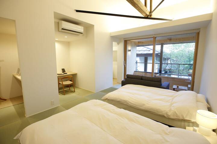 Room 8 of 83