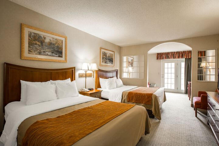 2 Queen Beds River View Balcony (9 of 11)