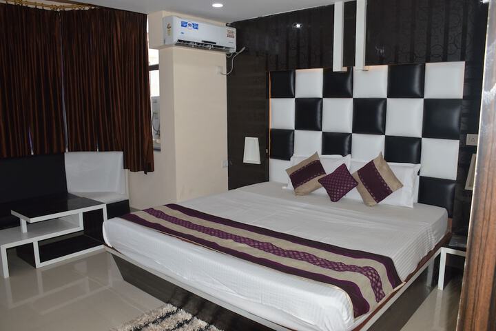 Room 12 of 25