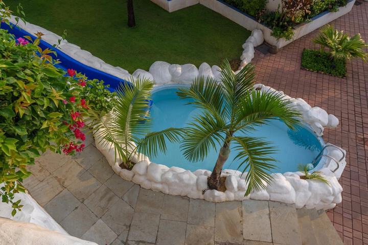 Hotel Pool