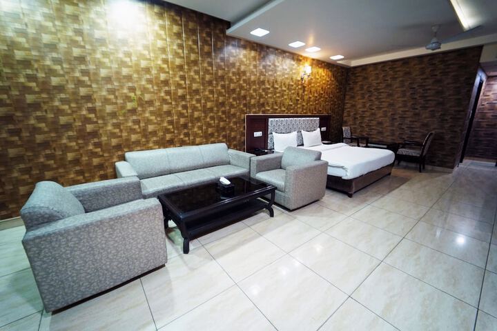 Room 9 of 18