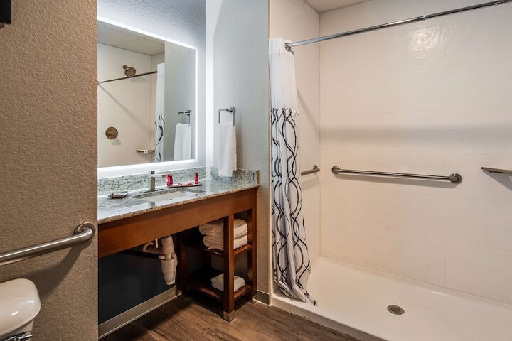 1 King Bed Microwave, Refrigerator WiFi Full Breakfast (7 of 8)