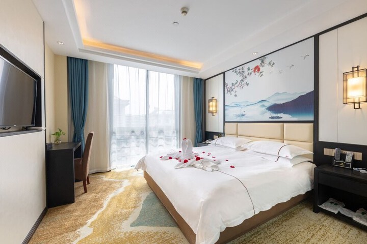 Room 7 of 18