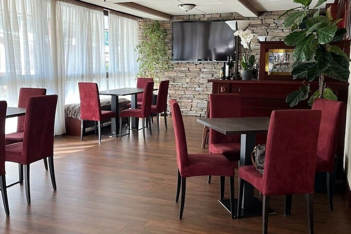 Lounge 36 of 41