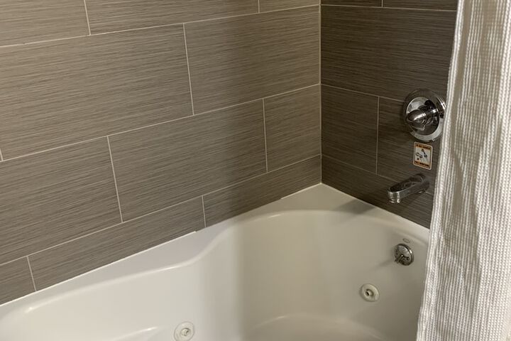 Deep soaking bathtub
