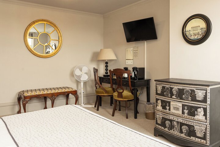 Room 9 of 33