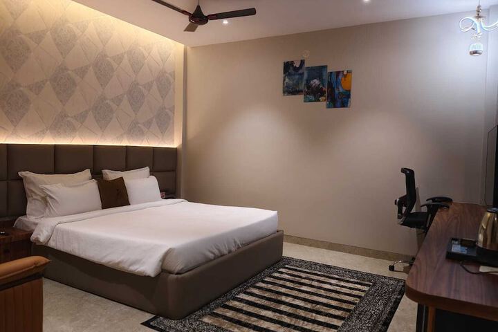 Room 8 of 17