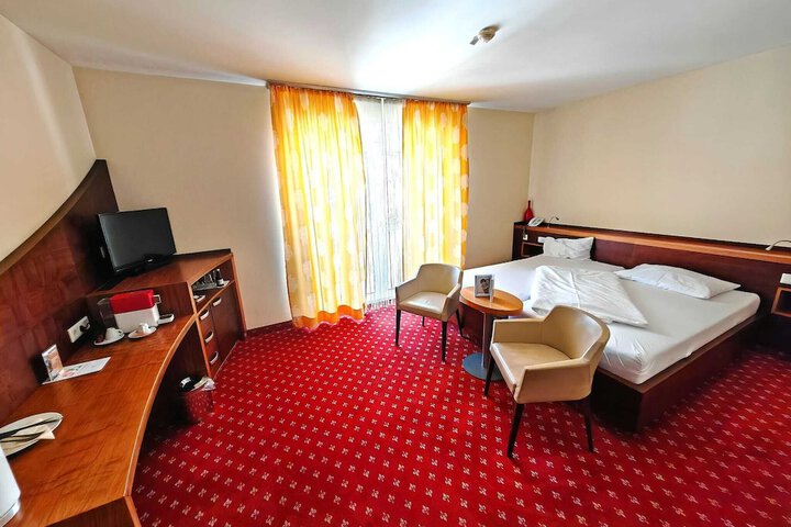 Room 5 of 16
