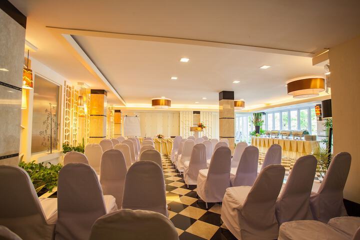 Ballroom/Hall 56 of 68