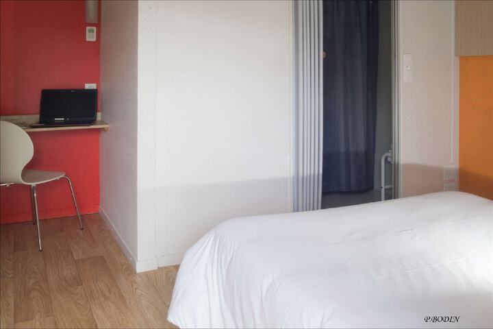Room 15 of 32
