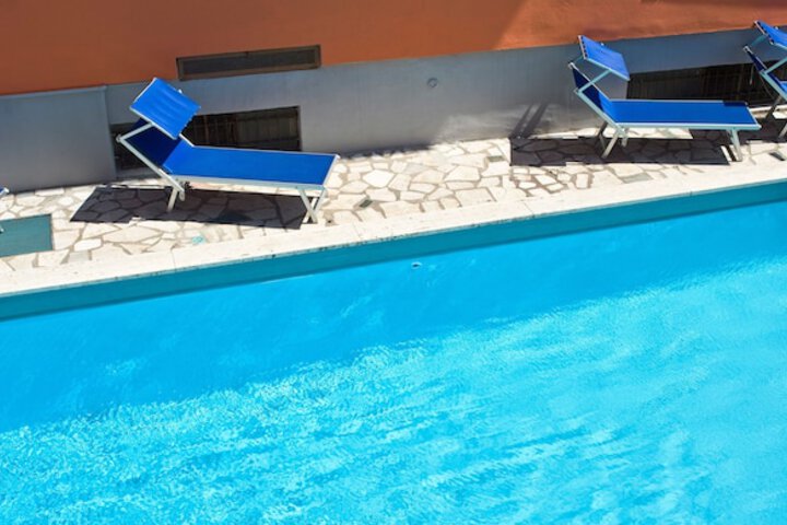 Pool 21 of 44