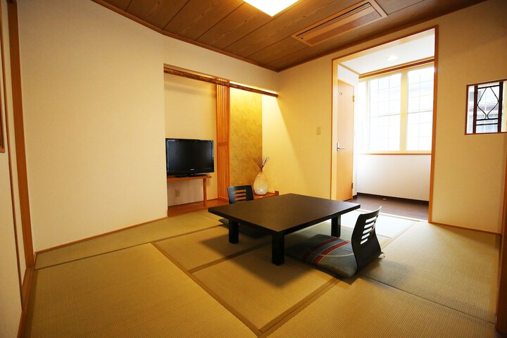 Room 8 of 28