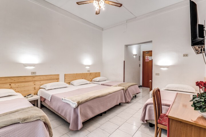 Room 6 of 25