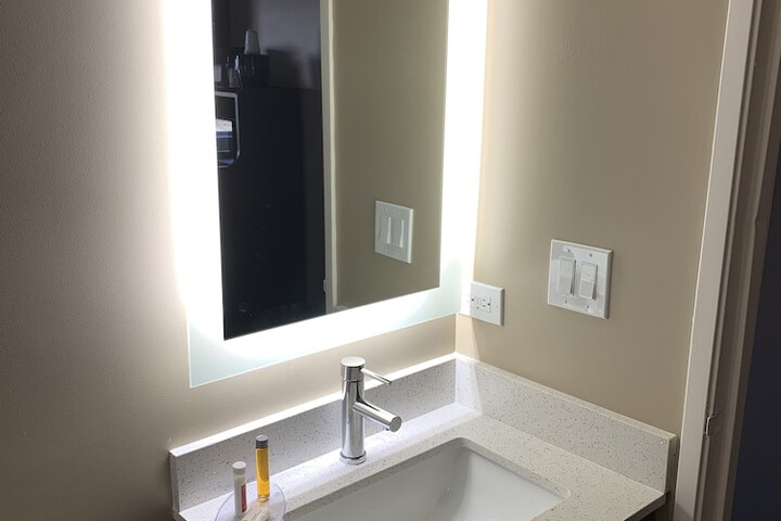 1 Queen Bed (4 of 18)