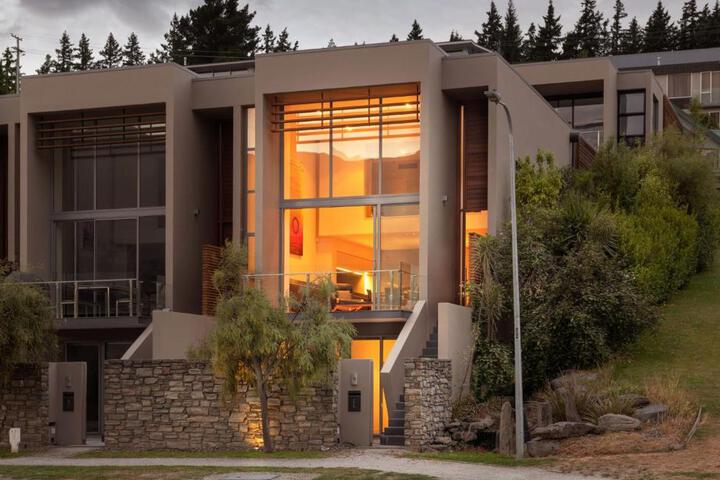 Lake Edge - Sleeps 6 - Centrally Located - Lake & Mountain Views