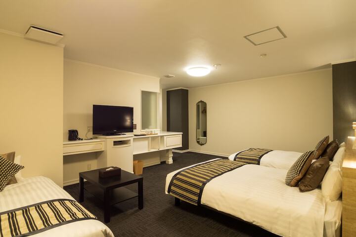 Room 4 of 127