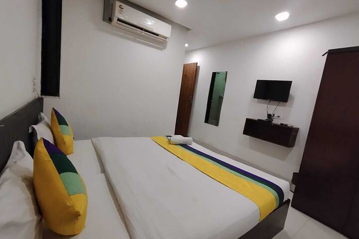 Room 11 of 38
