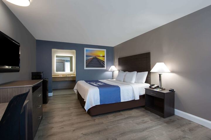 1 King Bed (4 of 11)