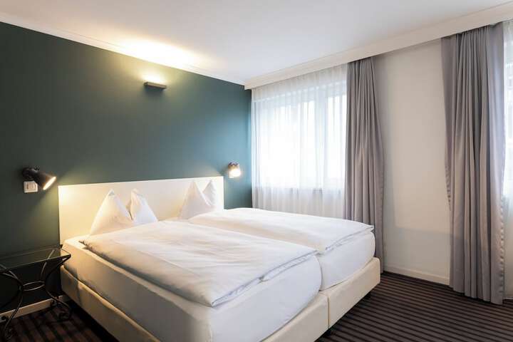 Room 5 of 32