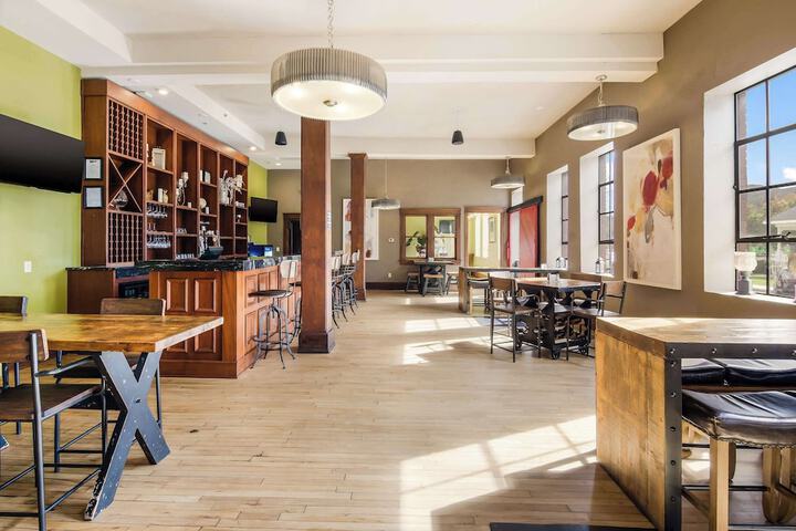 Lobby lounge