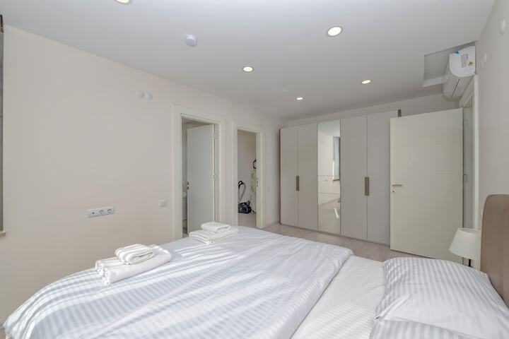 Room 105 of 271