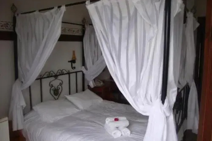 Room 2 of 10