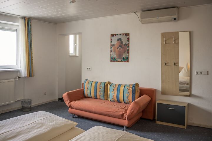 Room 7 of 32