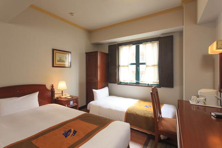 Room 9 of 40