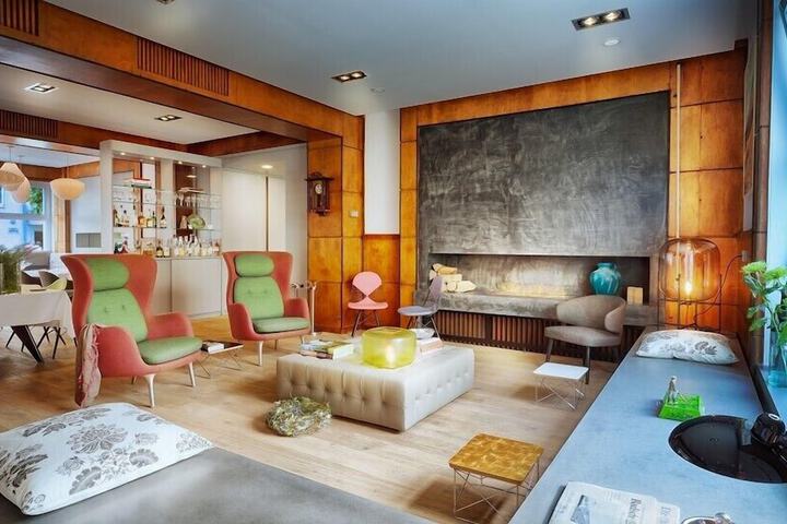 Lounge 71 of 76