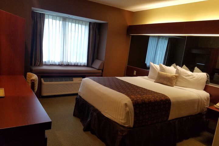 1 Queen Bed (28 of 34)