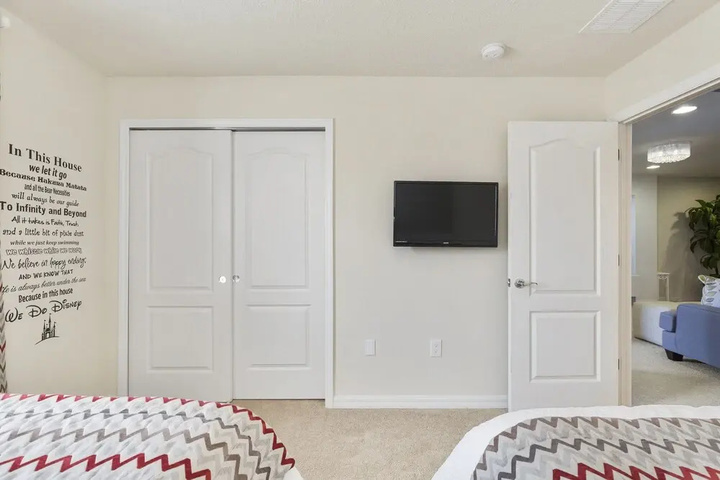 Room 7 of 32