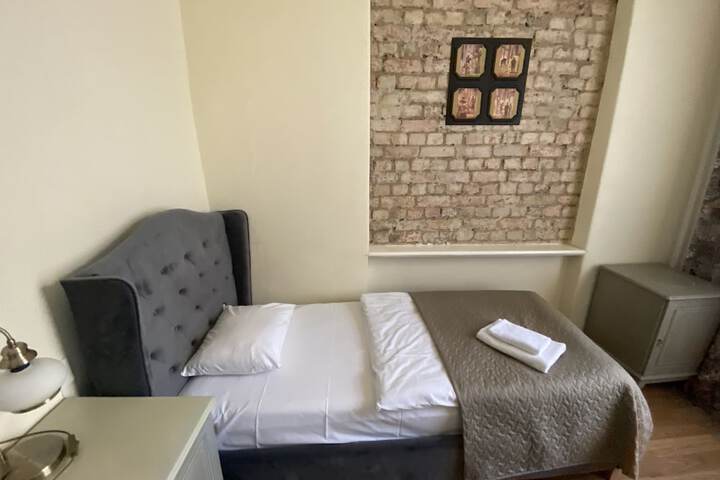 Room 65 of 272