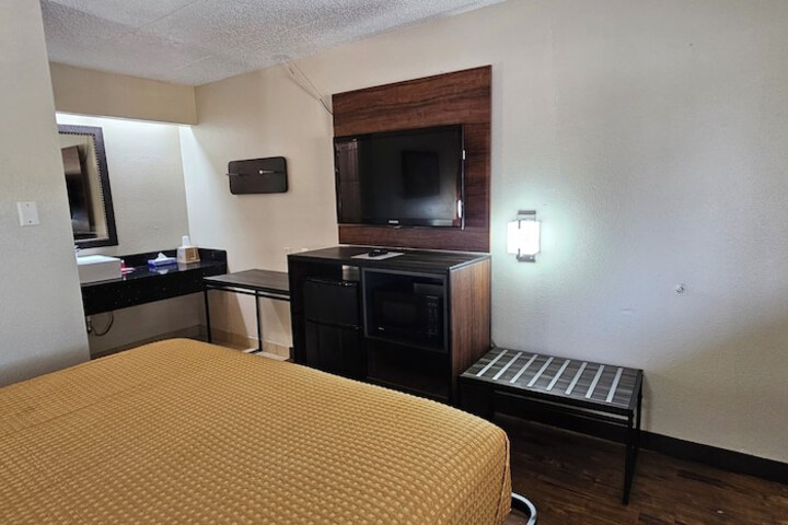 1 King Bed (5 of 22)