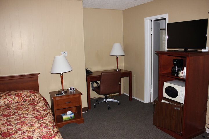 Basic Single Room 1 King Bed Refrigerator, Microwave