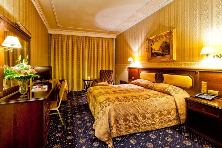 Room 18 of 48