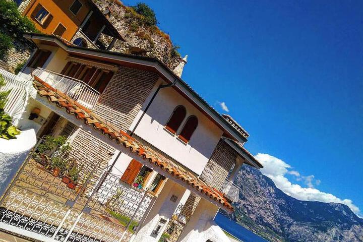 Photo of La Madrugada