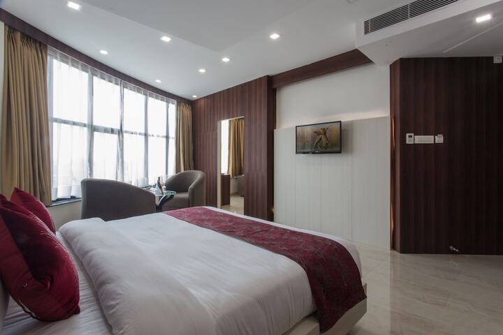 Room 25 of 37