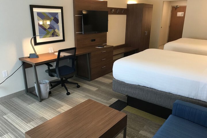 2 Queen Beds (17 of 23)
