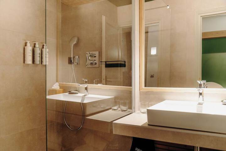 Room 40 of 87