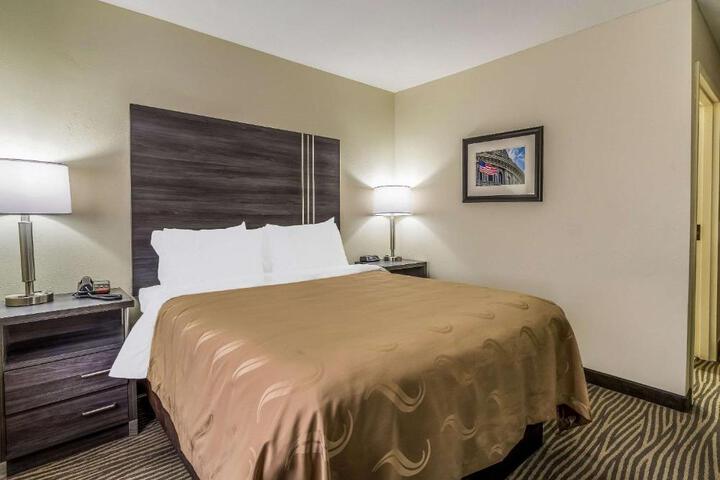 1 Queen Bed (3 of 13)