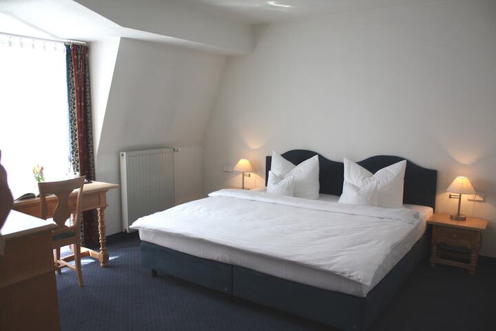 Room 10 of 32