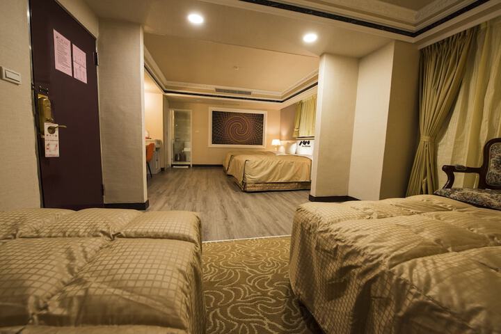 Room 13 of 80