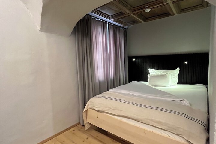 Room 41 of 142