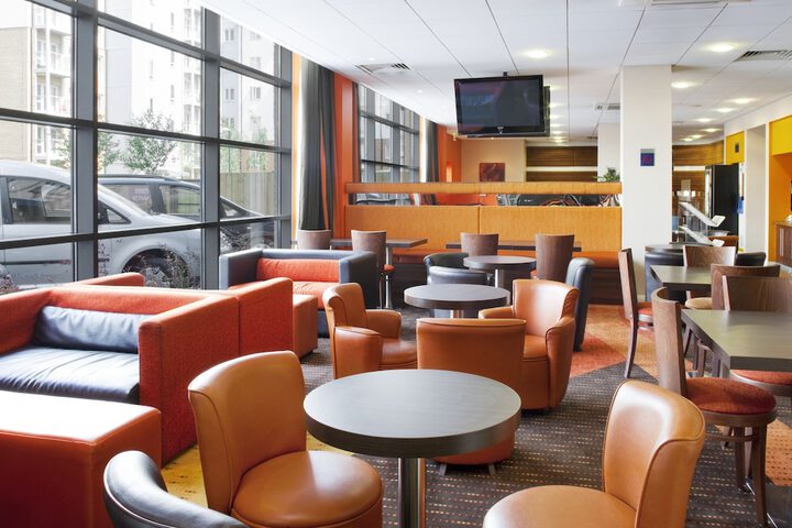 Lounge 15 of 22